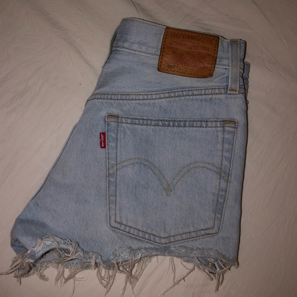 💙LEVI’S 501 (SIZE 24) CUTOFF SHORTS💙